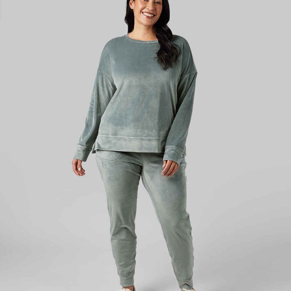 WOMEN'S SOFT VELOUR CREW TOP - Picture 4 of 5
